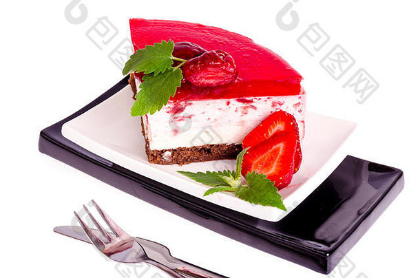 夏季草莓<strong>慕斯</strong>蛋糕，白色背景，新鲜浆果。