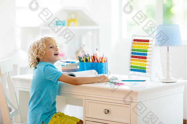 画彩虹的孩子。孩子在家画画。小女孩和小男孩放学后做作业。白色阳光明媚的卧室里有一张带算盘的<strong>儿童</strong>书桌。<strong>儿童</strong>