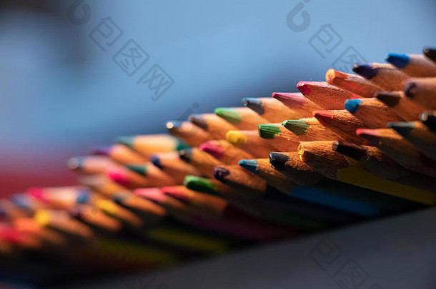 充满活力的颜色铅笔行皇室免费的背景