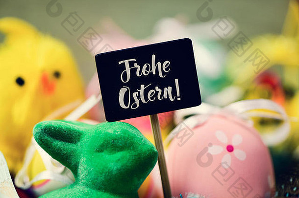 黑板上写着弗罗赫·奥斯特恩的文字，上面用德语写着复活节快乐，还有一堆装饰过的不同颜色的复活节彩蛋，一只绿色的兔子