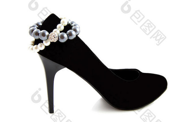 黑色的高非常鞋手镯珍珠孤立的白色