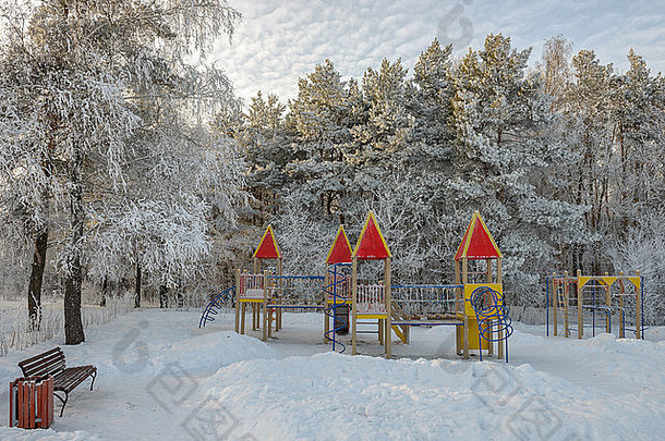 冬季公园儿童游乐场