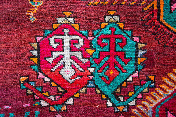 亚美尼亚彩色手工地毯，带有传统图案和装饰品