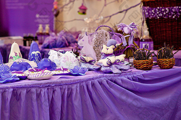 紫色架子上的蜡烛和其他物品