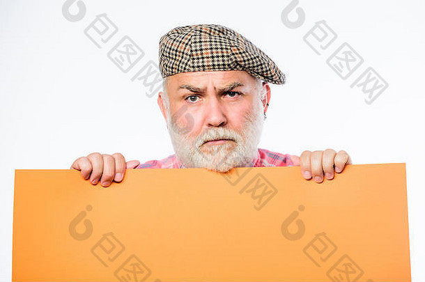 大胡子老人在横幅上张贴公告。<strong>广告店</strong>。找工作。我需要帮助。戴复古帽子的严肃成熟的男人。广告空间信息。为你的品牌做广告。