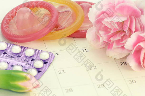 药片避孕套日历背景软光避孕教育概念
