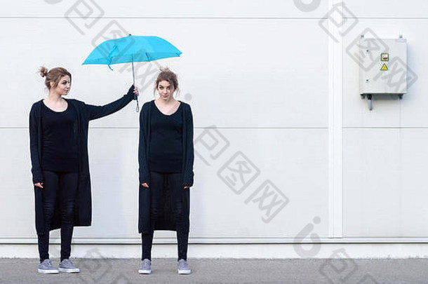 年轻的女人帮助蓝色的伞设计概念