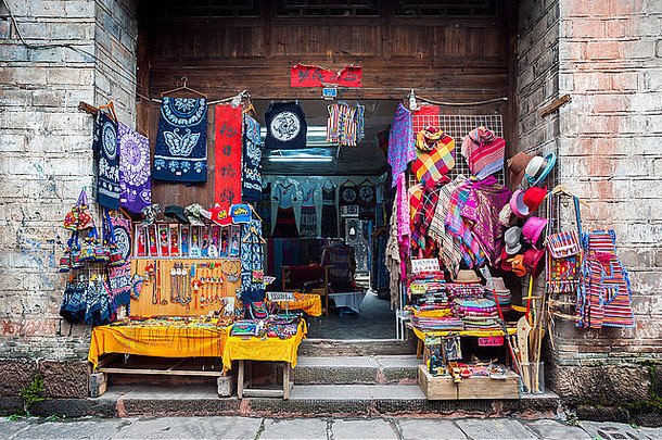 街摊位凤凰古老的小镇中国销售传统的手工制作的苗族手工艺品