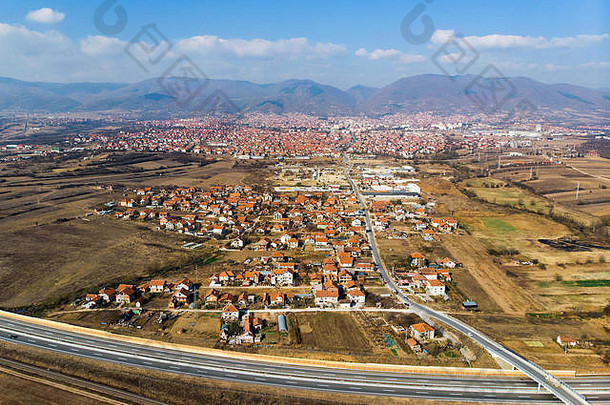 塞尔维亚南部Vranje市空中天际线视图
