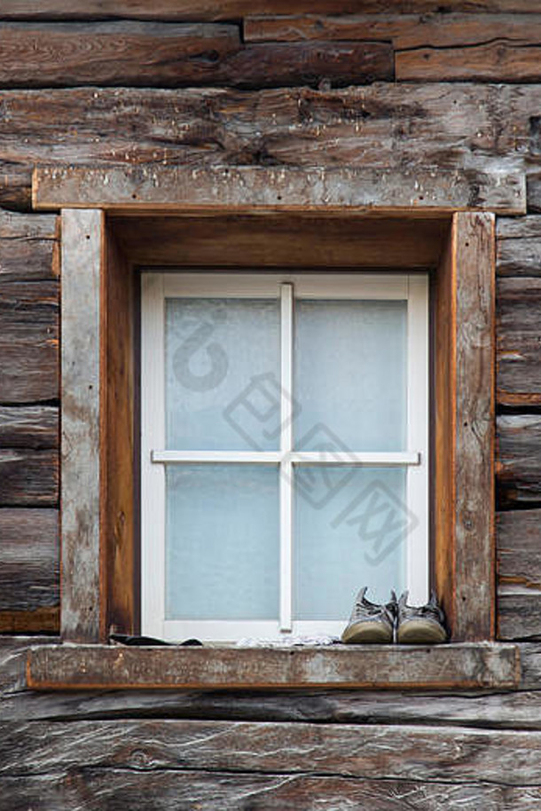 窗口鞋子窗台上木房子Livigno意大利