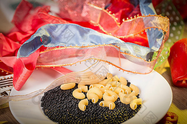 生面食、黑<strong>白</strong>鲸扁豆和一堆礼物丝带