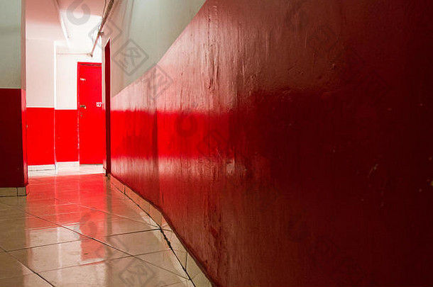 红白走廊。没有人。