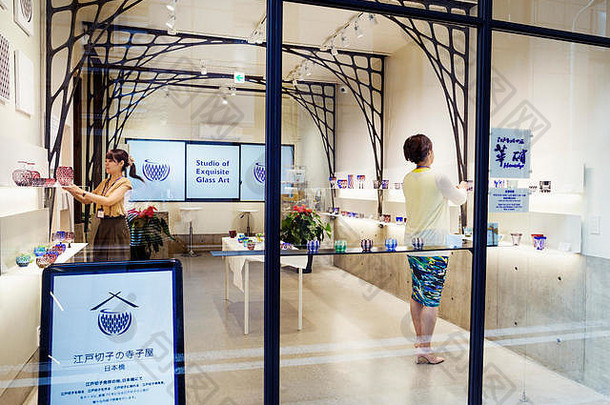 日本东京一家出售江户纪子切割玻璃的商店。