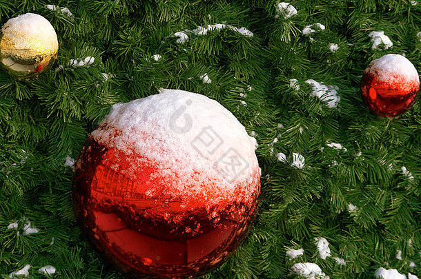 黄色的红色的球雪圣诞节树