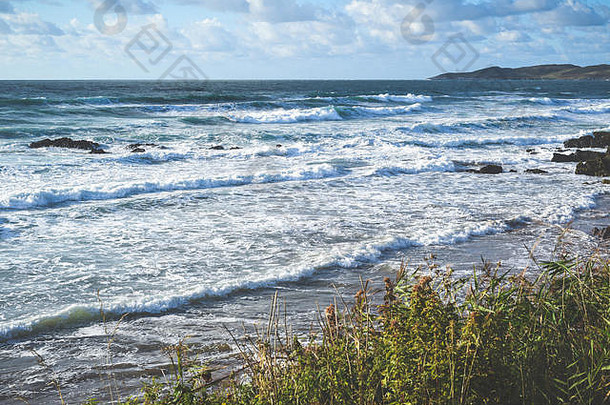 英国北德文郡海岸涨潮时海浪拍打海滩