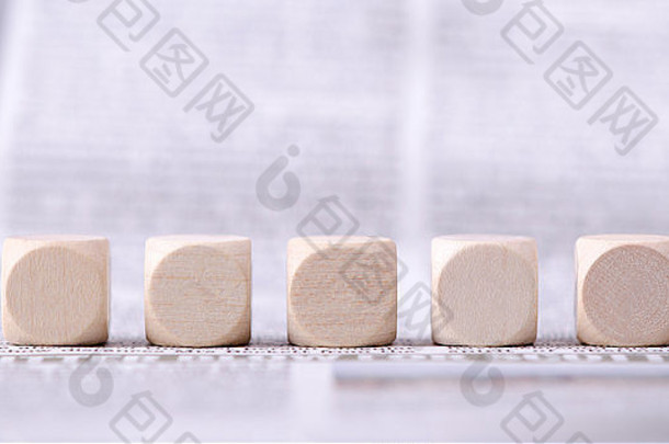 五个木头骰子，你可以把你的文字放在上面。