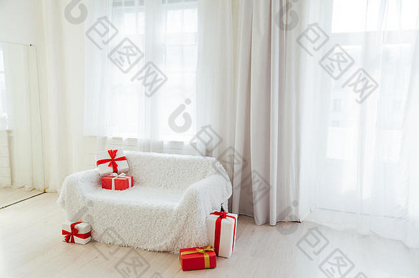 沙发室内白色房间红色的礼物圣诞节假期