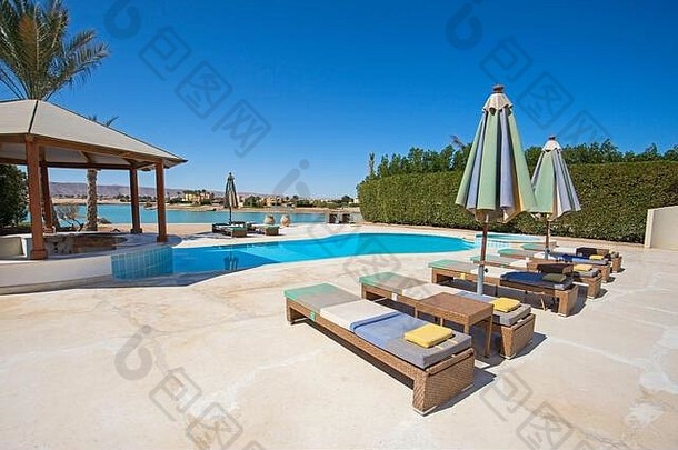 热带夏季度假胜地的豪华别墅，带游泳池和酒吧
