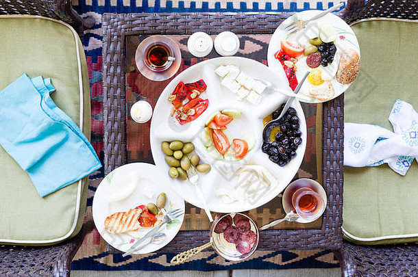 天井桌上未完成的土耳其<strong>早餐</strong>，配有煎蛋和精选的新鲜番茄、橄榄、奶酪和奶酪