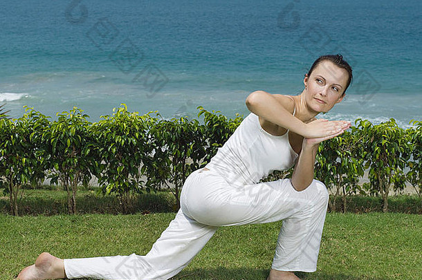 女人瑜伽锻炼海边