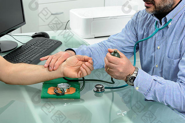 医生病人血压力计孤立的医生的办公室