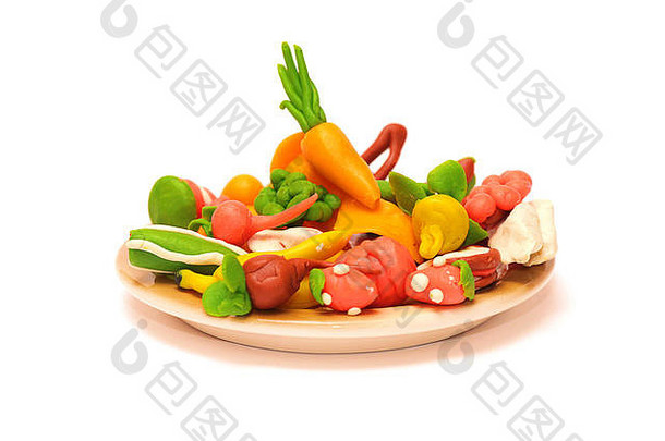 用橡皮泥将蔬菜和水果放在白色背景的盘子上
