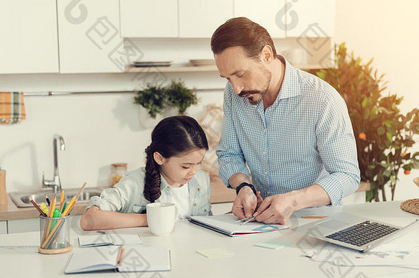 聪明又好的男人帮他女儿做家庭作业