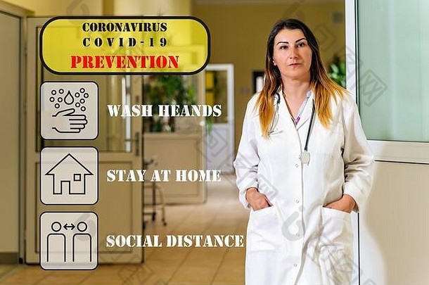 中年白人，站在医院走廊上的女医生，带着半透明的冠状病毒或新冠病毒19预防图标或图形