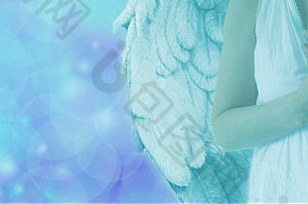 裁剪天使显示躯干白色长袍手举行心有雾的蓝色的散景背景复制空间左