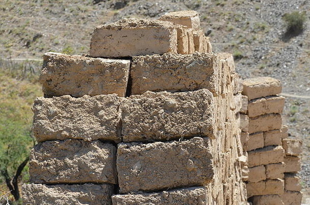 乌兹别克中部努拉托山脊山村传统建筑中使用的土坯砖