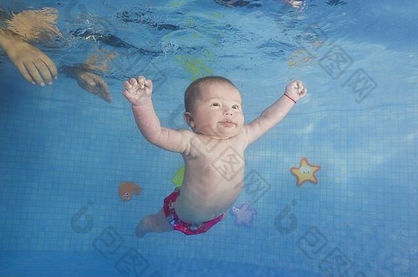 婴儿学习游泳水下婴儿游泳水下池蓝色的水背景健康的家庭生活方式孩子们水