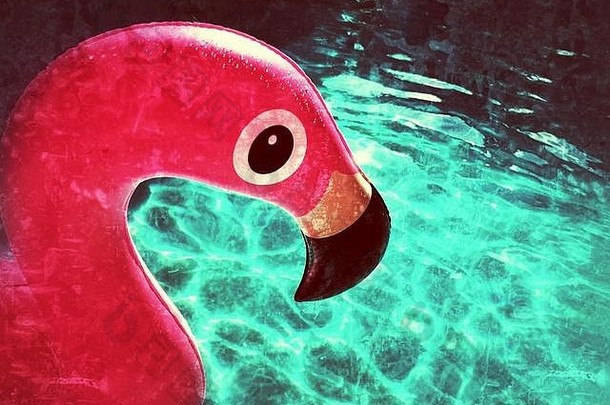 在一个<strong>阳光</strong>明媚的夏日，一只充气的粉红色火烈鸟在室外游泳池中漂浮，特写它的头部。