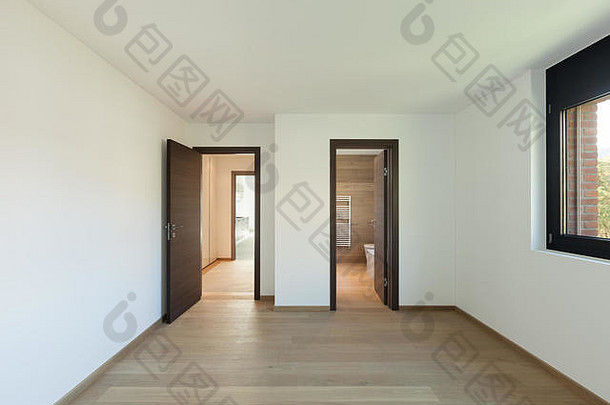 空置公寓的内部，带浴室的宽敞房间，木质地板