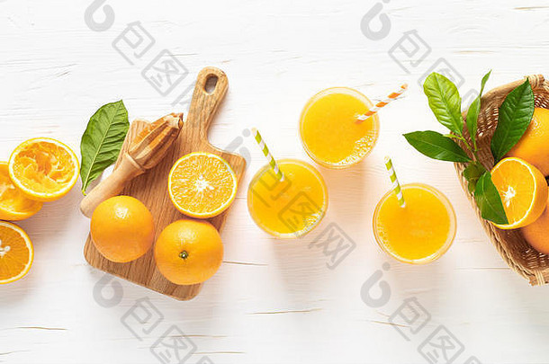 橙<strong>汁</strong>。玻璃杯中的<strong>鲜榨果<strong>汁</strong></strong>和带叶子的新鲜水果，俯瞰图