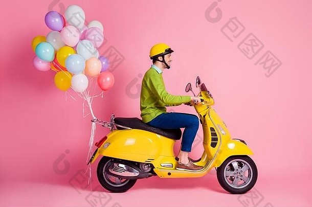 配置文件一边视图不错的有吸引力的快乐的愉快的很高兴的家伙开车机动脚踏两用车把携带群空气球节日装饰孤立的