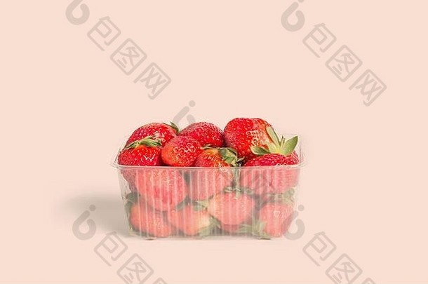 新鲜的红色的草莓塑料透明的盒子