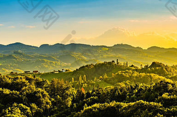 日落时分，从葡萄园到奥地利南斯泰利安葡萄酒路线的绿色山丘尽收眼底。温斯特劳斯格兰茨酒店。
