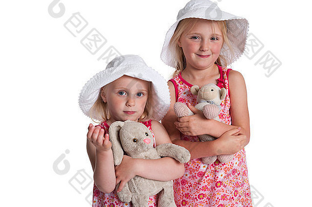 肖像金发碧眼的姐妹帽子玩具动物白色背景