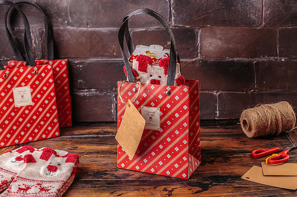 用红色格子纸包装的礼品盒。情人节、圣诞节、新年礼物包装。假日装饰概念。