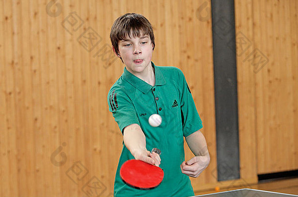 年轻的男孩玩表格网球