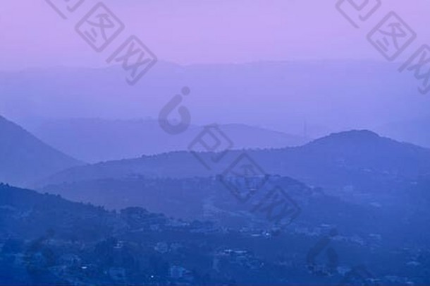 美丽的景观山小镇雾紫色的柔和的日出自然背景黎巴嫩