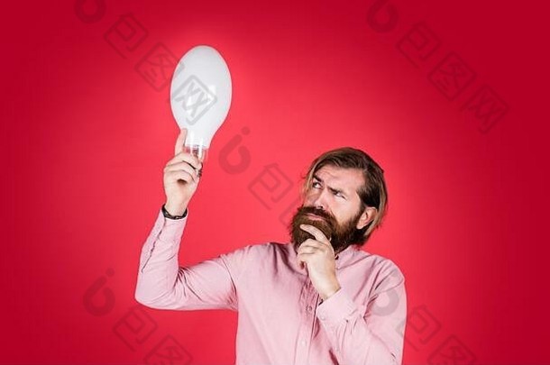 我有了新主意。创造力的概念。这个人刚刚受到启发。节约用电。头脑聪明的时髦人士。创意灵感。照亮你的路。长着胡子、长着灯泡的男人。微笑的男人拿着大灯。