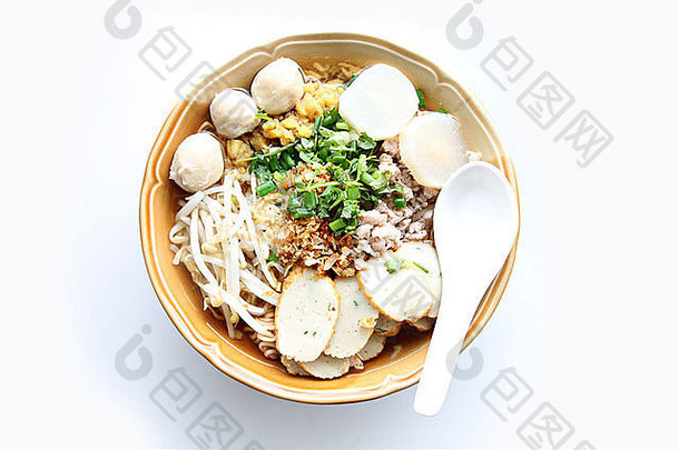 白色背景的碗里的泰国面条汤。