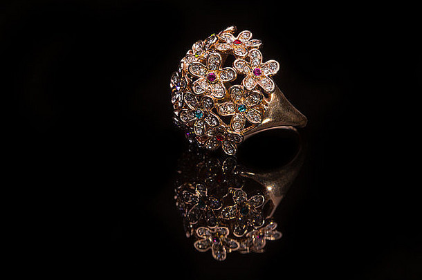钻石戒指以花的形式排列在一起