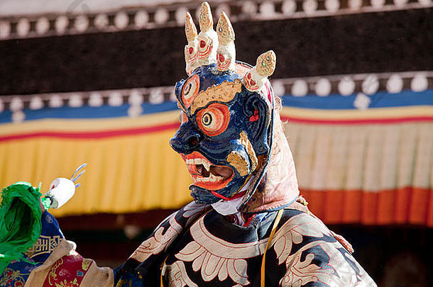 在拉达克举行的Thiksey Gustor节日期间，穿着马哈卡拉服装的佛教面具舞蹈演员表演。