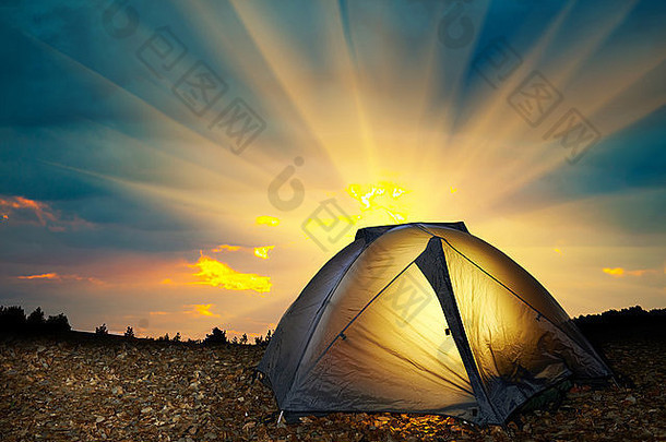 夜晚星光照耀下的黄色露营帐篷。Instagram类过滤器