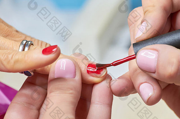 那个女人正在美容院修指甲。