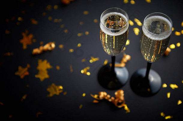 两杯金色装饰的香槟起泡酒