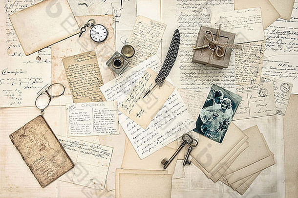 爱情故事。旧信件，老式明信片和古董羽毛笔。