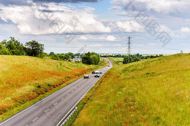 英国高速公路白天俯视图。